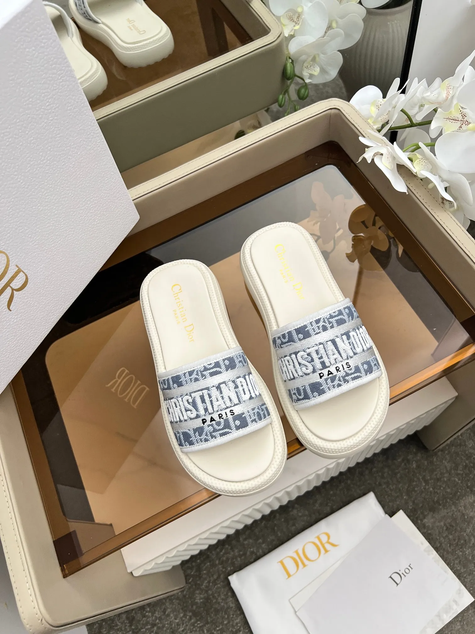 👟👟Ex-factory price 420👟👟 Dior high version slippers, 👏👏2025 new classic model 🔥Purchasing level qualityHigh-end thick-soled slippers in foreign countersHigh version with rust style💋———————————— Upper➕Inner: Original customized special electric embroidery material, Sole: Original mold 1.1 (lightweight) Bottom thickness: heel 5cm, forefoot 3cm, size 35-40 (with full set of packaging, cloth bag handbag, card instructions). You are welcome to place an order in advance, first come first served. Win-win cooperation.